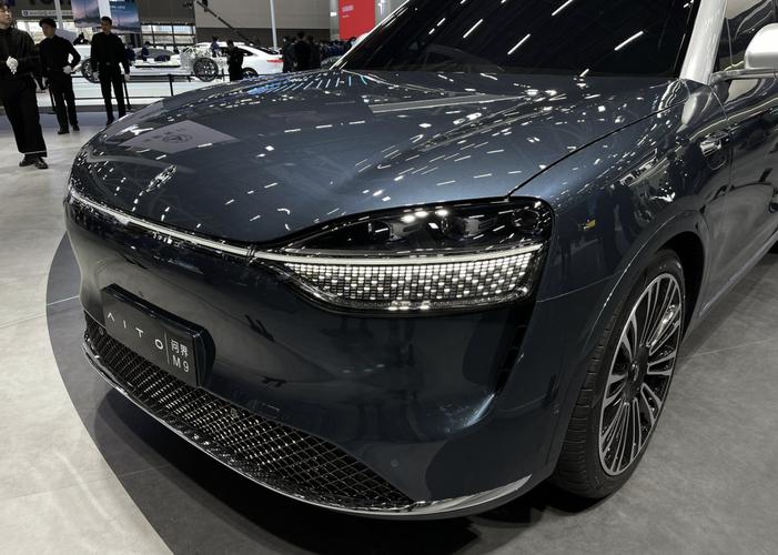 岚图汽车与竞品的全方位对比,AITO汽车华为赋能的高端智慧汽车