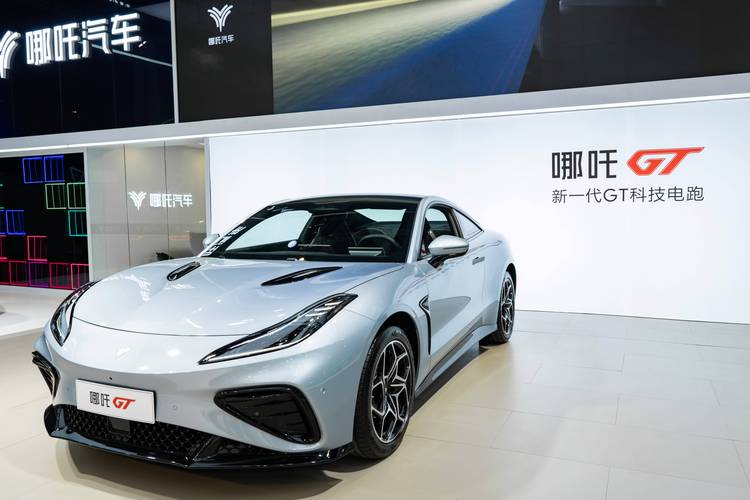 佛山341哪吒汽车在智能汽车领域的表现，领途汽车在新能源汽车市场中的影响力